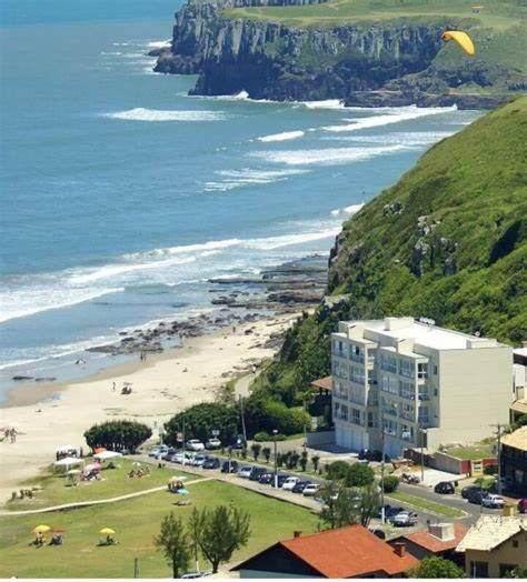 CASA completa em TORRES-RS - O MELHOR CUSTO BENEFICIO na mais bela praia Gaúcha - Cozinha - Banheiro - Ar condicionado - Smart TV 32 Android Apps Youtube - Netflix - Prime Vídeo e Wi-Fi - Estacionamento - Acomoda até 10 pessoas - Anfitriã Superhost n Villa Esterno foto