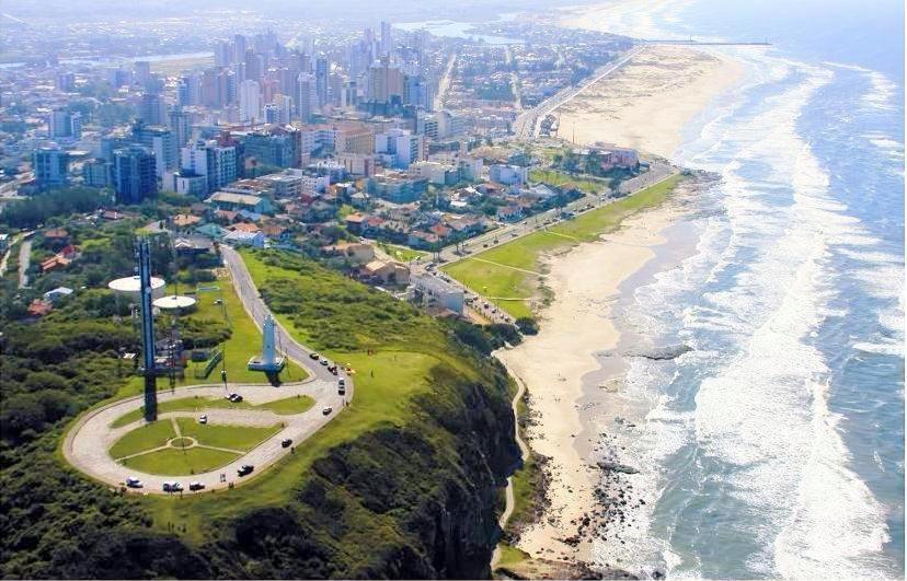CASA completa em TORRES-RS - O MELHOR CUSTO BENEFICIO na mais bela praia Gaúcha - Cozinha - Banheiro - Ar condicionado - Smart TV 32 Android Apps Youtube - Netflix - Prime Vídeo e Wi-Fi - Estacionamento - Acomoda até 10 pessoas - Anfitriã Superhost n Villa Esterno foto