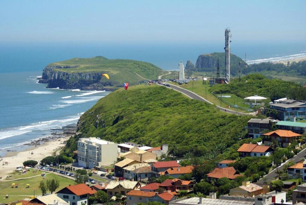 CASA completa em TORRES-RS - O MELHOR CUSTO BENEFICIO na mais bela praia Gaúcha - Cozinha - Banheiro - Ar condicionado - Smart TV 32 Android Apps Youtube - Netflix - Prime Vídeo e Wi-Fi - Estacionamento - Acomoda até 10 pessoas - Anfitriã Superhost n Villa Esterno foto