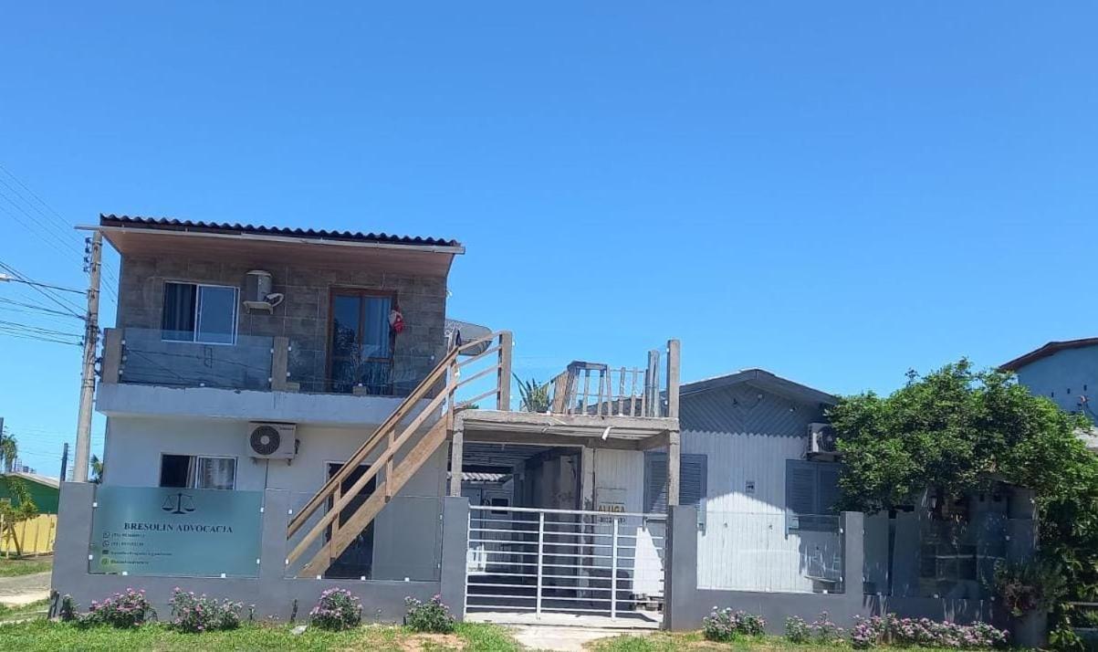 CASA completa em TORRES-RS - O MELHOR CUSTO BENEFICIO na mais bela praia Gaúcha - Cozinha - Banheiro - Ar condicionado - Smart TV 32 Android Apps Youtube - Netflix - Prime Vídeo e Wi-Fi - Estacionamento - Acomoda até 10 pessoas - Anfitriã Superhost n Villa Esterno foto